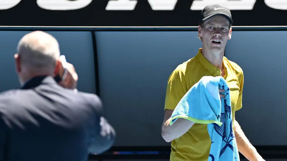 Jannik Sinner’s Australian Open title defense nearly collapsed in 40°C heat — until the tournament’s heat rule saved him. A dramatic third-round